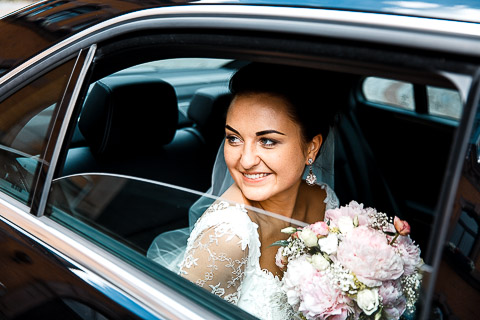 Braut im Auto, Blumenstrauss