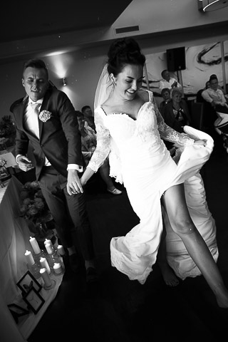 Brautpaar tanzt, schwarz-weiß