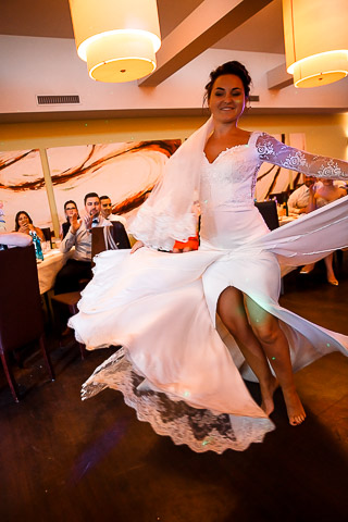 Braut tanzt barfuß