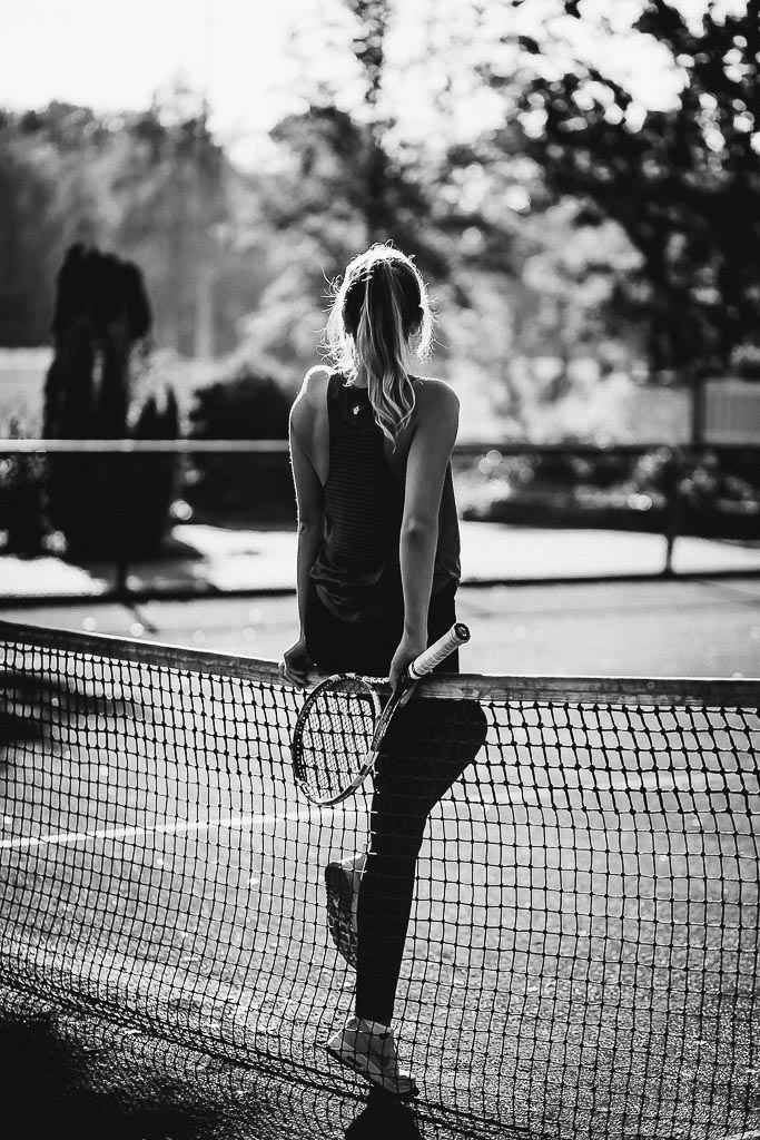 schöne junge Frau auf dem Tennisplatz, schwarz-weiß